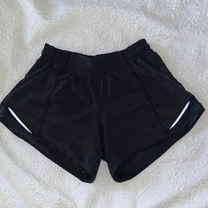 Lululemon Hotty Hot Low-rise lined short